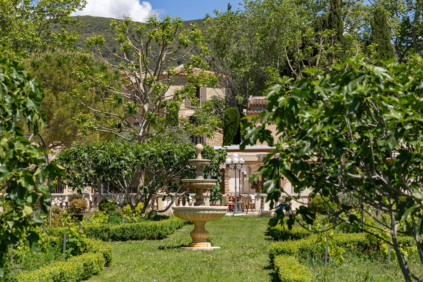 Fontaine à étages et jardins à la française devant Le Mas de Guilles, Luberon